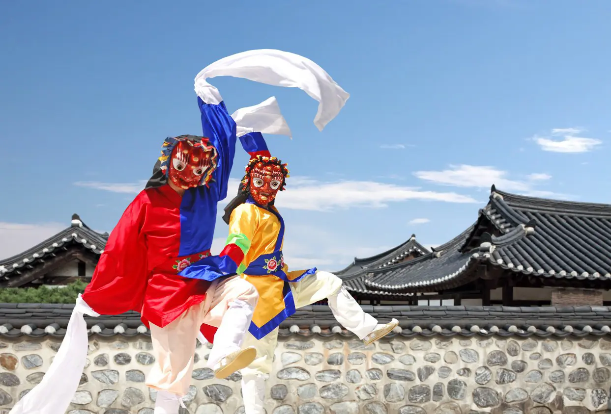 Maskedans foran Hanok i Sydkorea